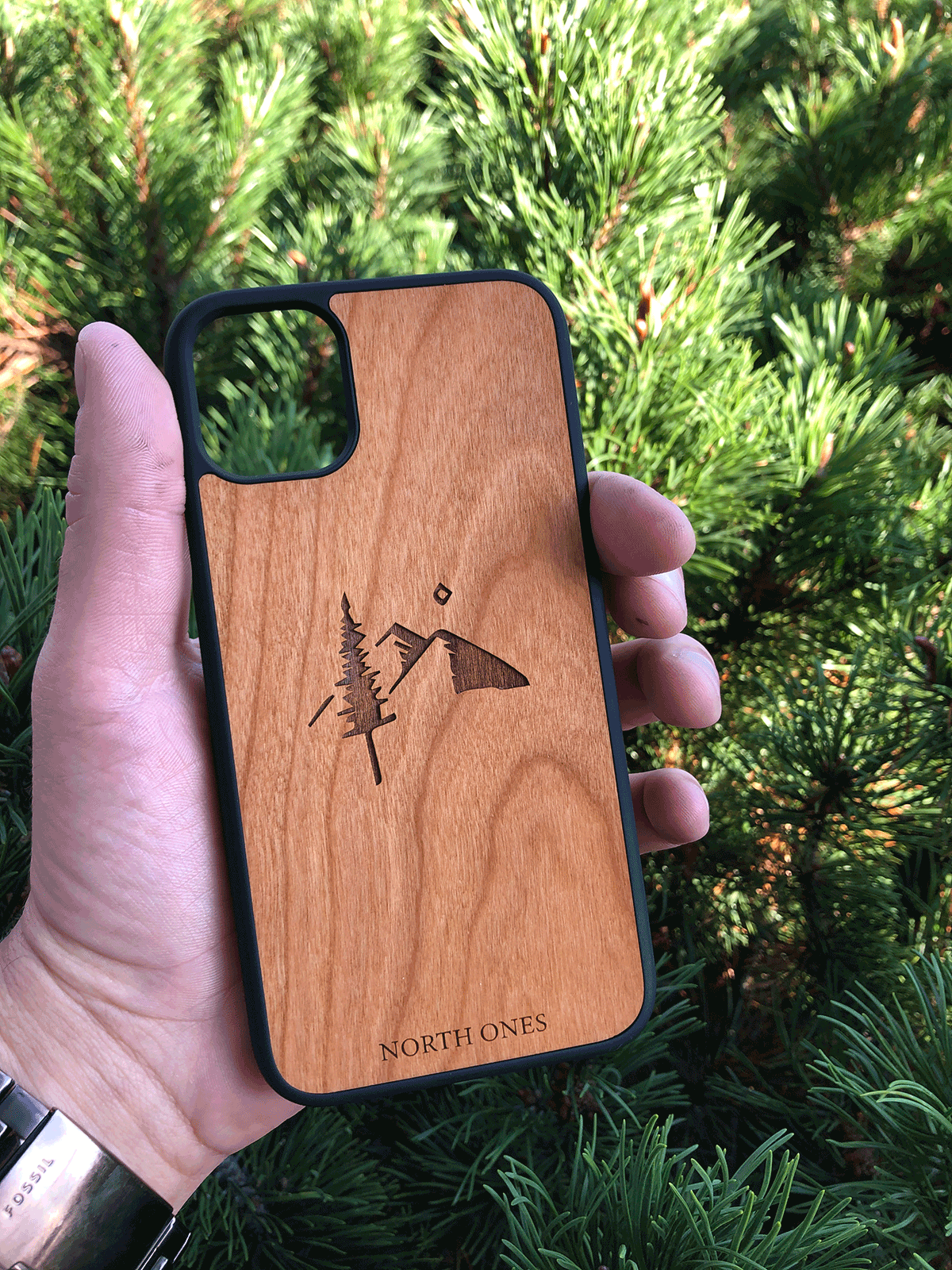 iPhone case in cherry wood with tundra motive
