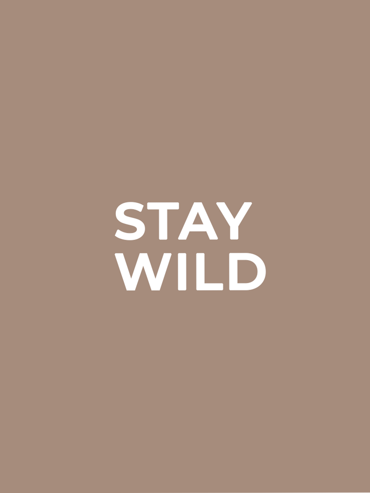 Beige bakgrund med vit text "stay wild"